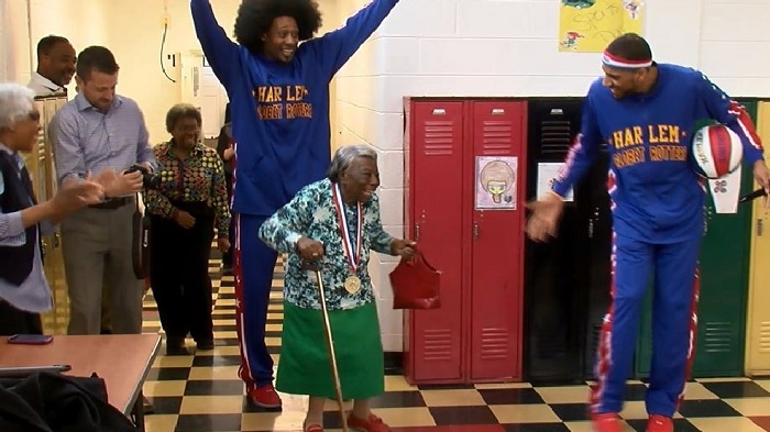 107-year-old woman dances with Harlem Globetrotters - NO COMMENT 